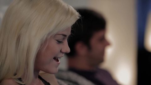 Heiße Blondine in einem Pornofilm