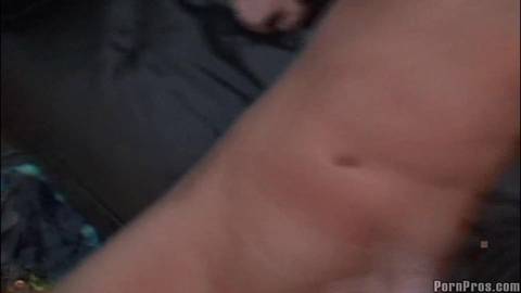 Rothaarige junge Dame engagiert sich in hausgemachten Porno-Aufnahmen