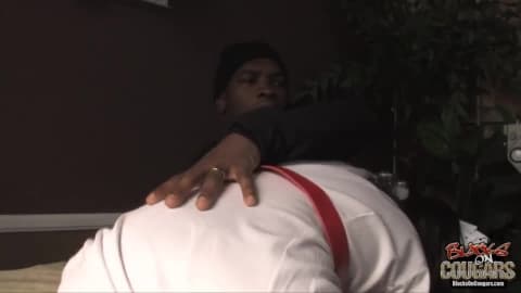 In der Wanne platziert sich ein erigierter Penis mit seinem Blick