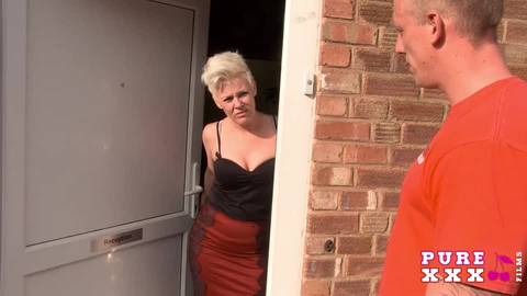 Blondine fickt gerne mit jedem Schwanz und zeigt ihre Muschi