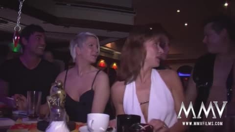 Deutsch Ältere Paare in einem Swinger-Club