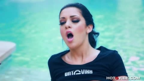 Melina Mason besorgt es sich selbst im Pool