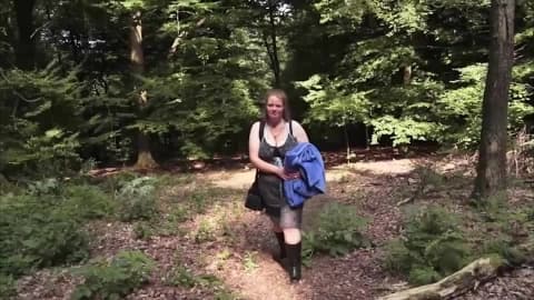 Anne Tracy fickt sich selber draußen