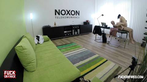 Blonde große Titten mit ihrem Klienten im Büro Ficken