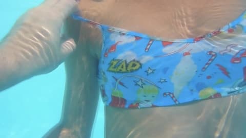Monica spielt bei Tnafilx mit sich selbst am Pool