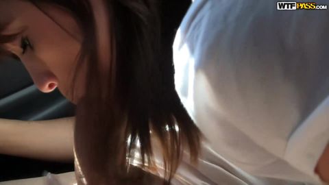 Clara bekommt einen Cum Facial von zwei Kerlen bei Nackte Girls