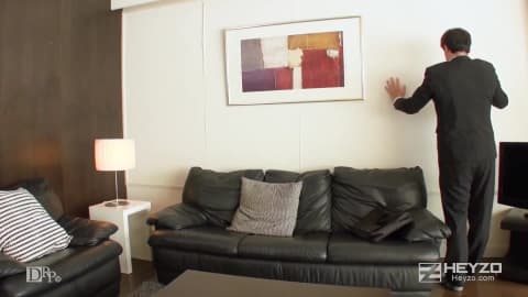 Der Chef der asiatischen Schlampe lickt ihre Muschi