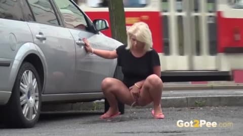 Geile Mädchen die in er Öffentlichkeit pissen
