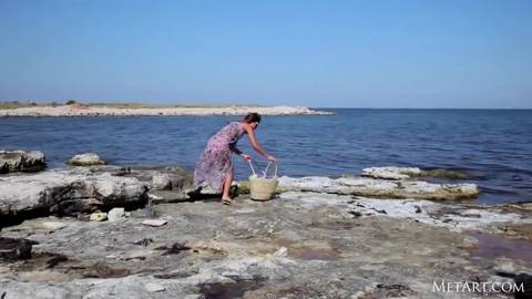 Brünette zeigt sich nackt am Strand