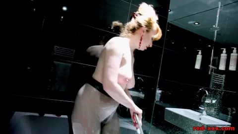 Rothaariges Luder mit dicken Titten duscht und masturbiert sich