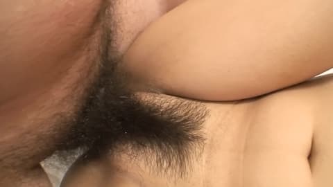 Brünette Asiatin spielt total gerne mit dem Dildo