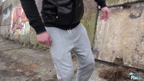 Ein heißer blonder Teenager will als Exhibitionist ficken
