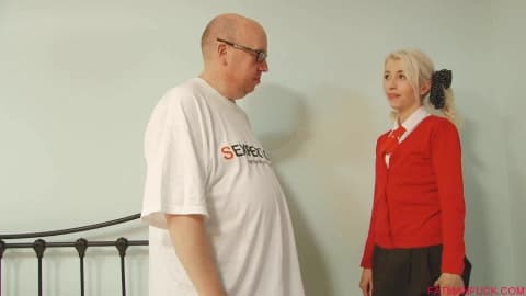 Geile Blondine wird den alten Schwanz lutschen