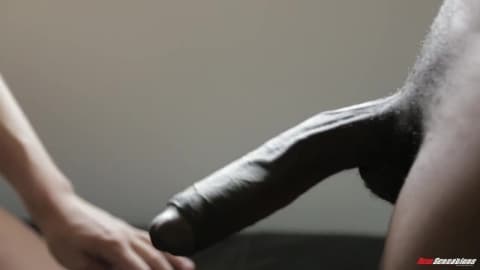 Blonde braucht einen dicken langen Schwanz