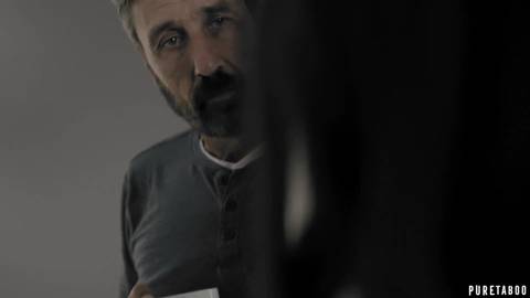 Der verdreckte Stiefvater nimmt den Blowjob gerne