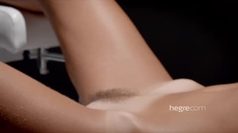Eine haarige Muschi bekommt eine Masturbation