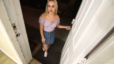 Der blonde Babysitter bekommt einen nasse Gesichtsbesamung