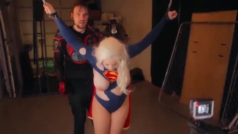 Blonde Superwoman mit dicken Titten genießt einen Cosplay