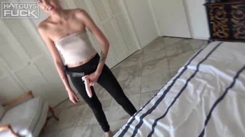 Süße Blonde fickt ihren Freund hart mit Strapon