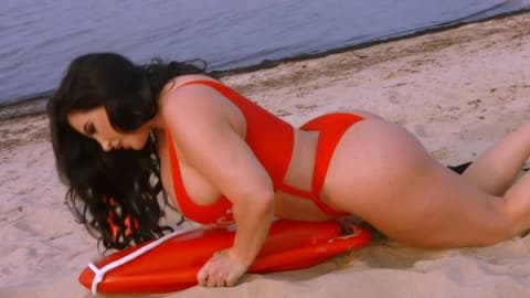 Eine wunderschöne BBW Brünette im Solo Porn am Strand