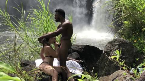 Beim Wasserfall bekommt sie einen guten Arschfick