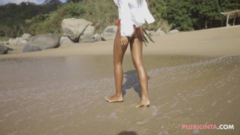 Sie will sich ihre Fotze am Strand streicheln