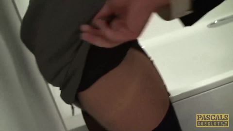 Geile Brünette bekommt im Bondage Arsch gefickt