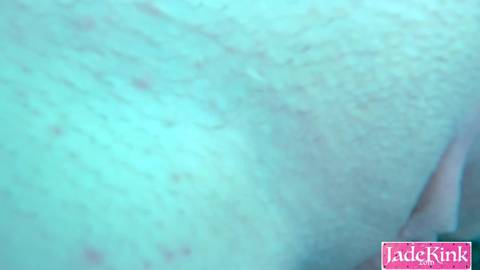 Ein verdrecktes Paar fickt unter Wasser am Strand