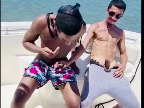 Draussen auf dem Segelboot ficken die Gays