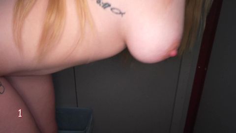 Versaute Blondine nimmt Sperma im Gloryhole