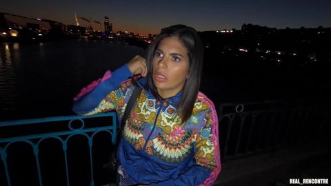 Wunderschöne Latina bekommt die Gesichtsbesamung