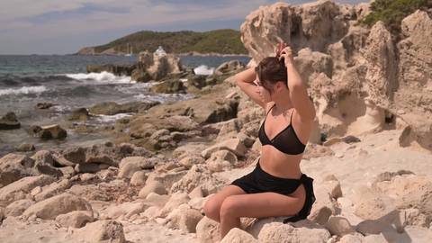 Eine Brünette Milf liebt es sich draussen im Solo Porn zu verwöhnen