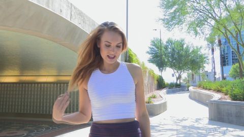 Mikayla spielt es sich draußen auf der Straße selbst