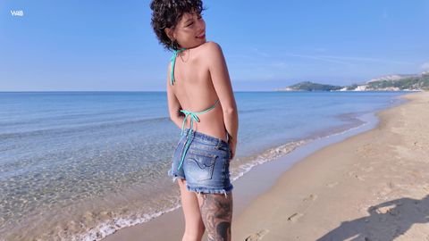 Nackt am Strand: Sie masturbiert nass auf Steinen
