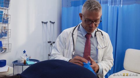 Violet Myers kriegt Analsex vom Arzt Mick Blue