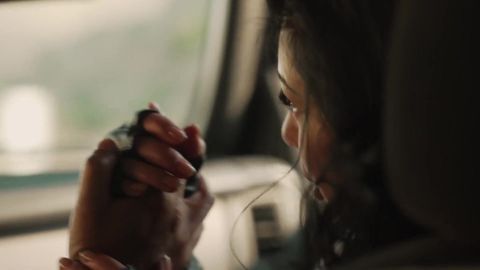 Gefesselt im Wüstensand: Heißer Trucker Blowjob