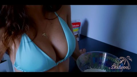 Geiler Blowjob in der Küche am Tresen