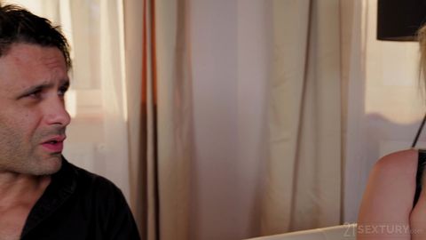 Blondes Babe verführt mit Oral und Sex auf dem Sofa
