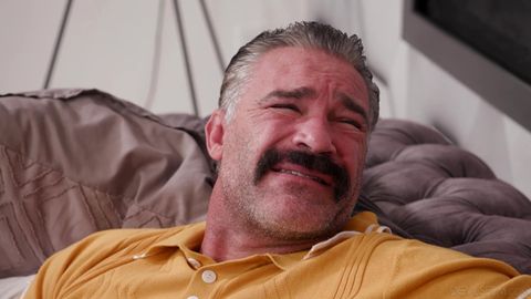 Geiler Sex auf dem Sofa: Intimer Blowjob und Ficken