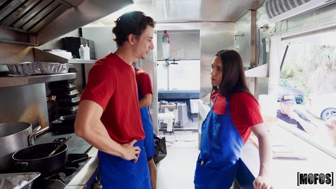 Heißer Foodtruck Blowjob von der Kollegin