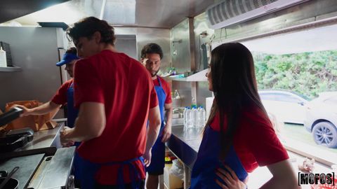 Heißer Foodtruck Blowjob von der Kollegin