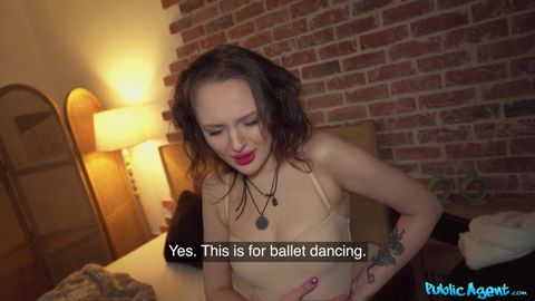 Geld für Sex im Hotel mit süßer Blonden
