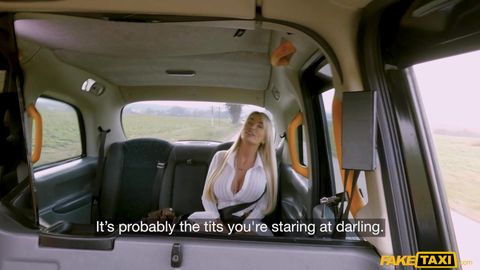 Blonde MILF mit Riesen Titten im Fake Taxi gefickt